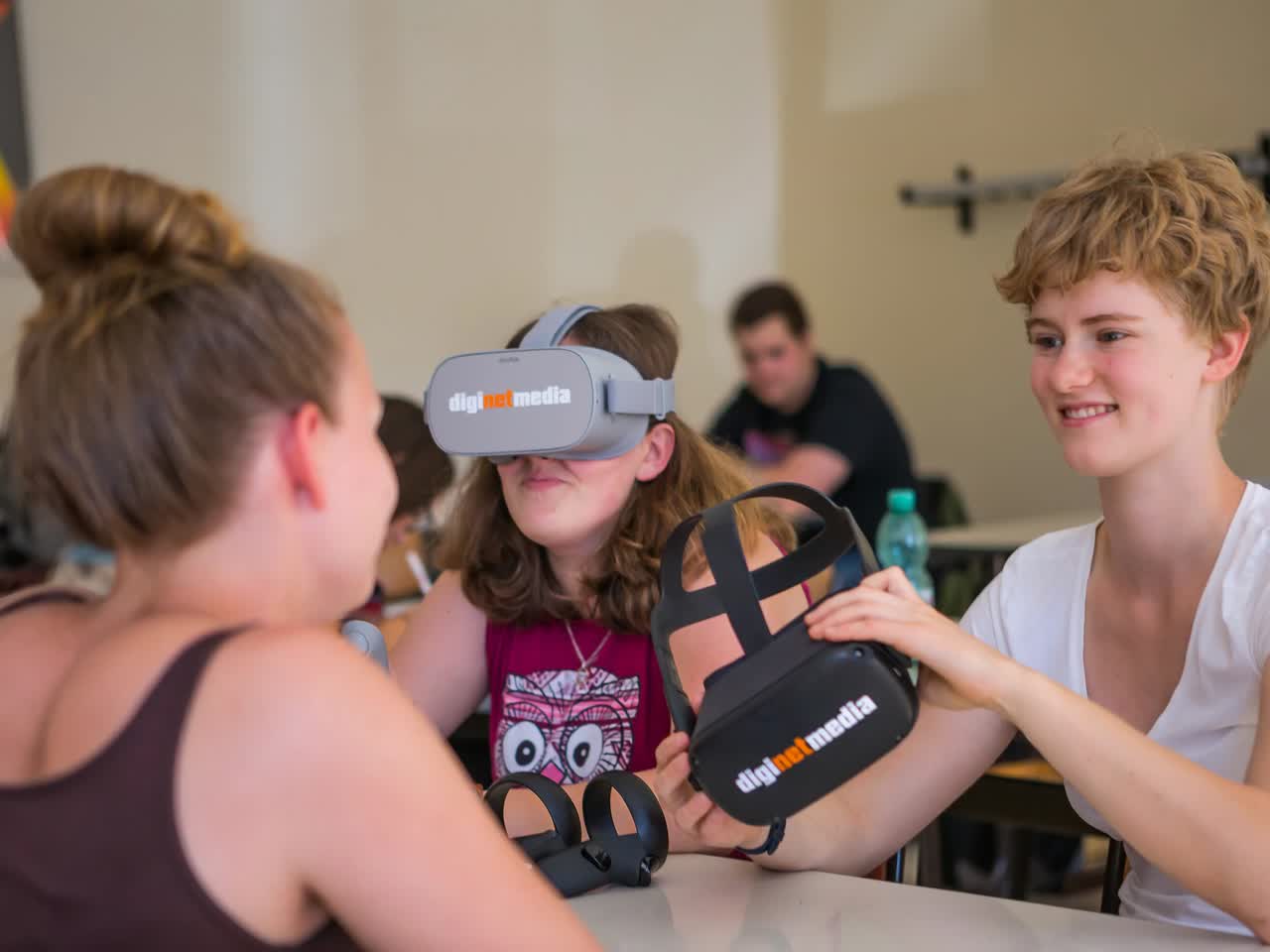 Schülerinnen und Schüler entdecken mit VR verschiedene Berufswelten